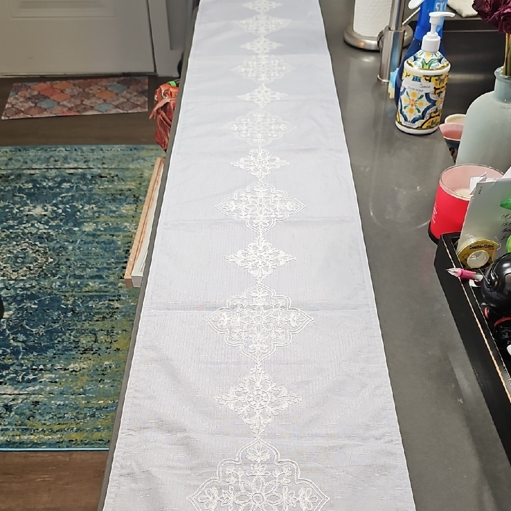 Daisy Fuentes Gray and White Table Linens with Elegant Pattern